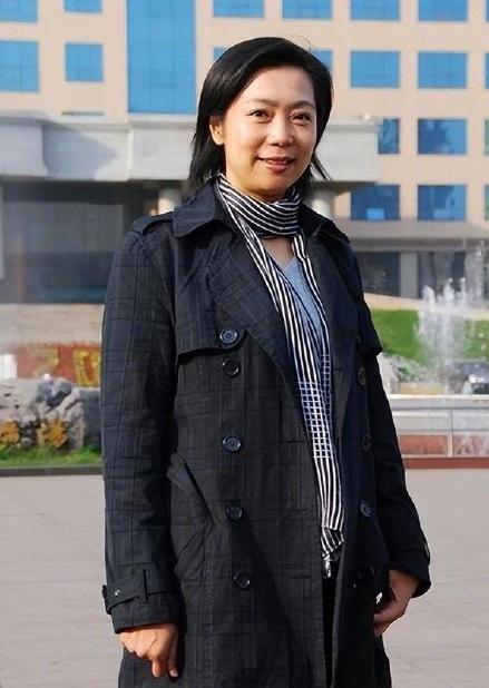 能认出她是谁吗？1961年生于成都，中国女排副攻，是女排五连冠全程唯一亲历者。1