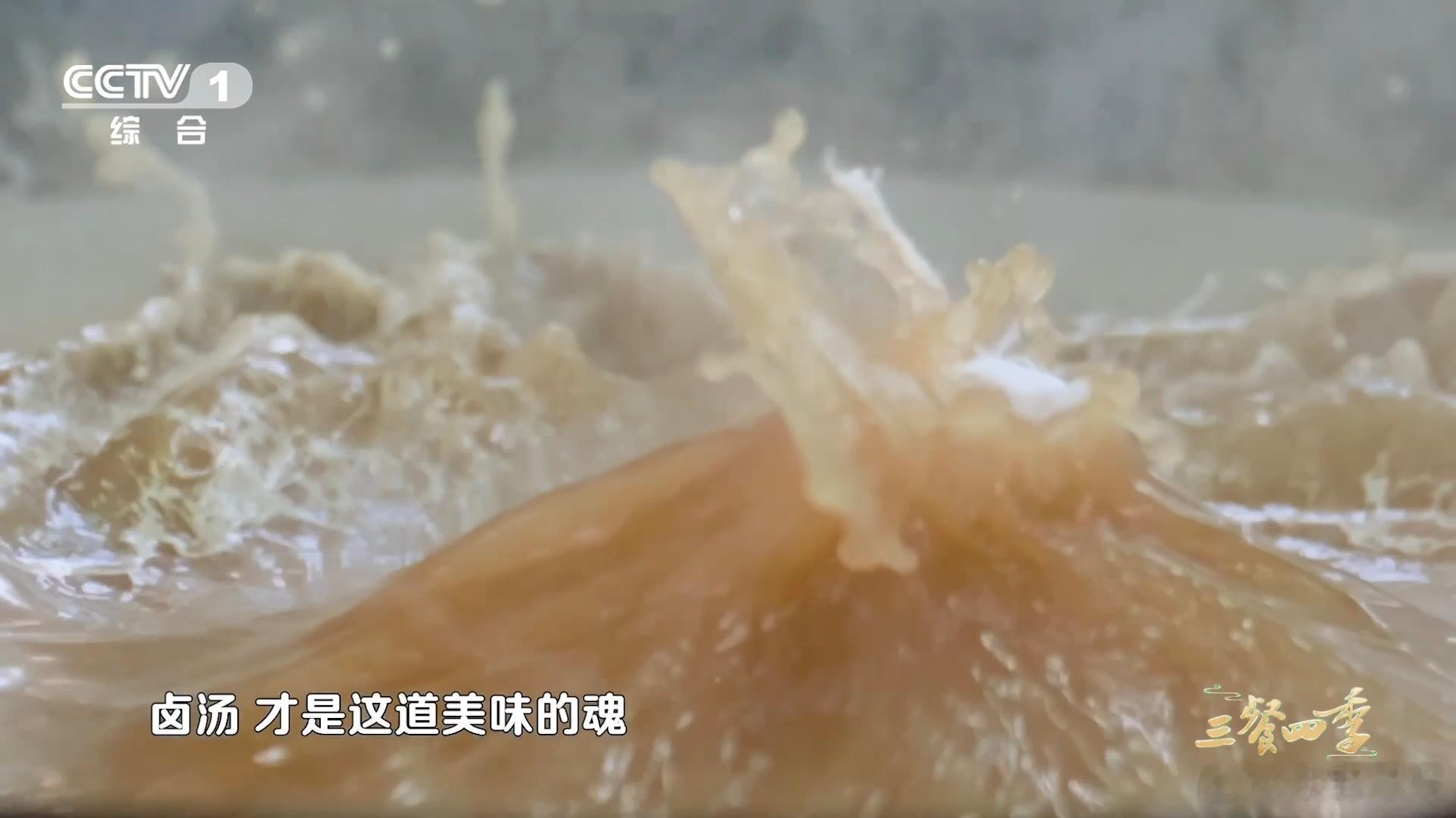 当年坐绿皮火车必囤的烧鸡 长途出行的硬通货！从前坐绿皮车，邻里乘客分享一块烧鸡，