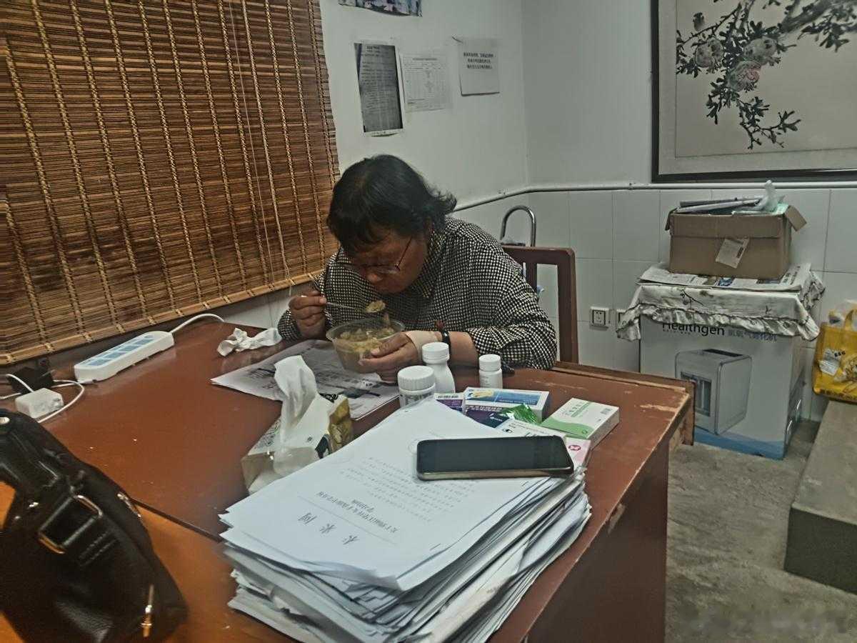 张桂梅高考当天早上吃了六七种药 既致敬，也心酸：张校长，该退休歇歇了看到这样的新