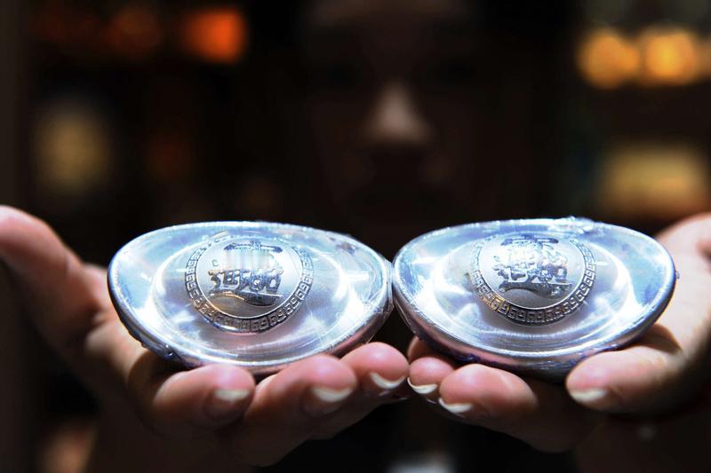 现货白银投资优势还挺多的。它是天然的避险资产，全球经济不稳时，很多投资者会选它来