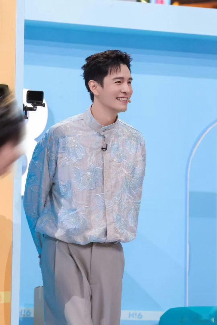 经超被编剧台词整到崩溃 朱珠拍到后面已经学会预测了。经超一皱眉，她就知道接下来要