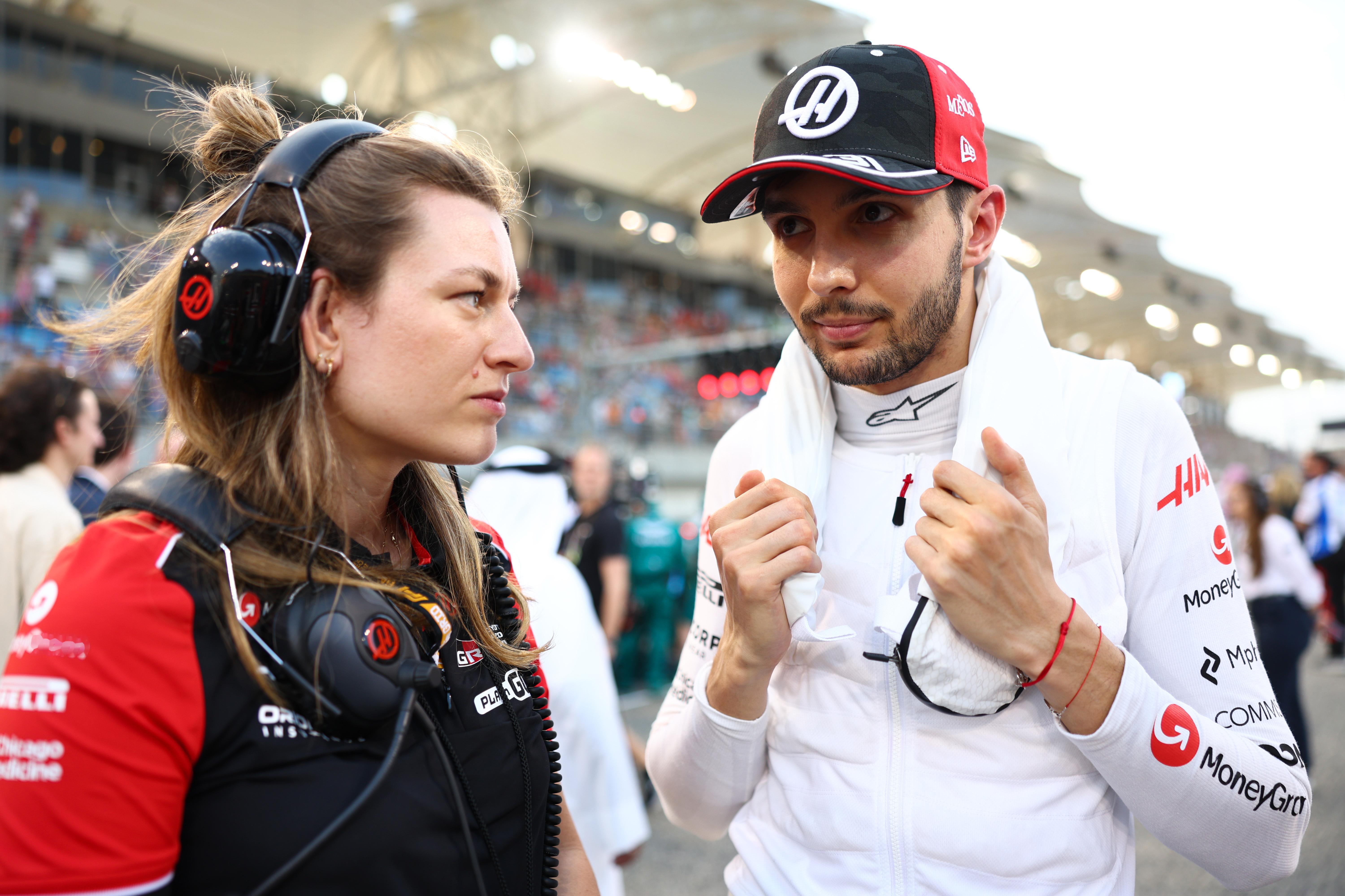 F1 奥康评价他的比赛工程——是F1中的首位女性比赛工程师劳拉·穆勒。奥康说：“