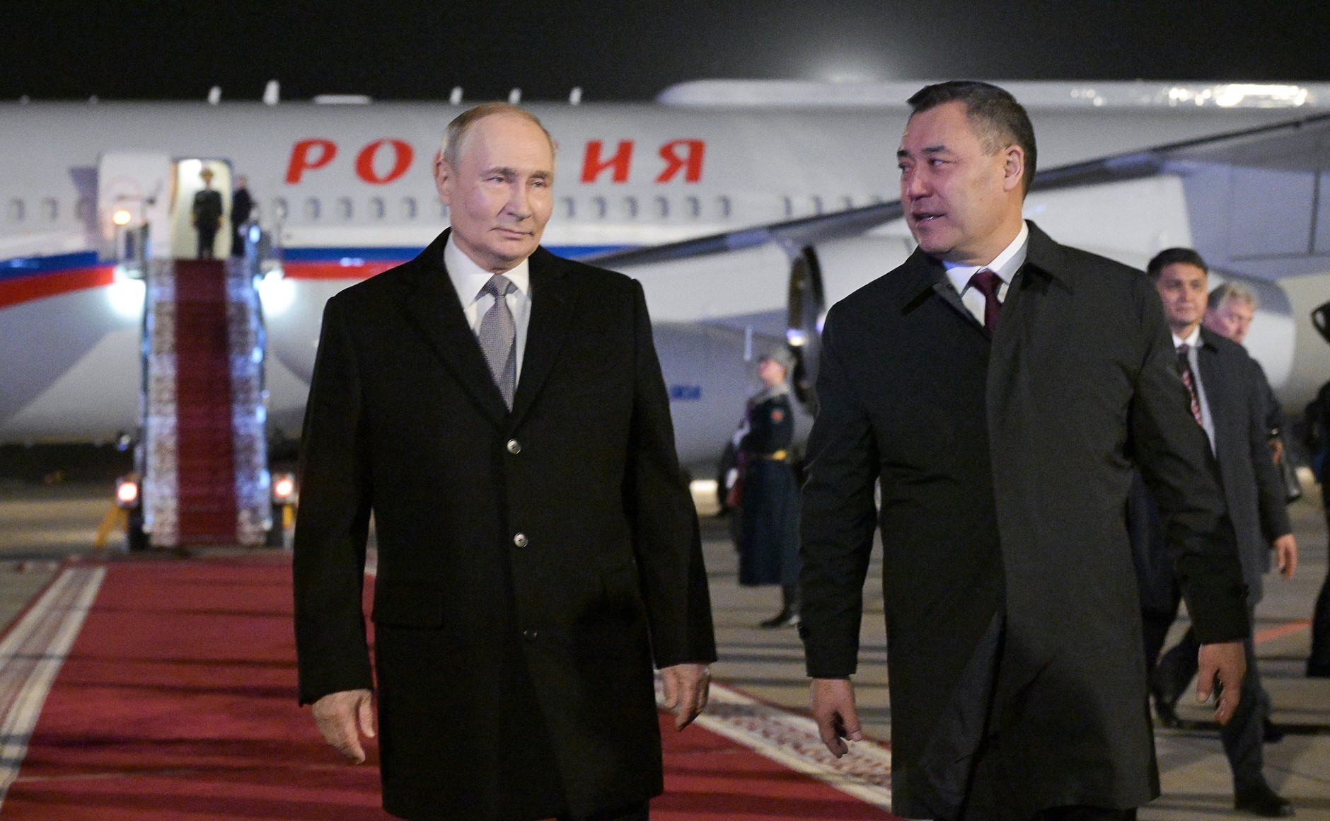 瓦洛佳小朋友  弗拉基米尔·普京抵达比什凯克俄罗斯总统抵达吉尔吉斯共和国进行国事