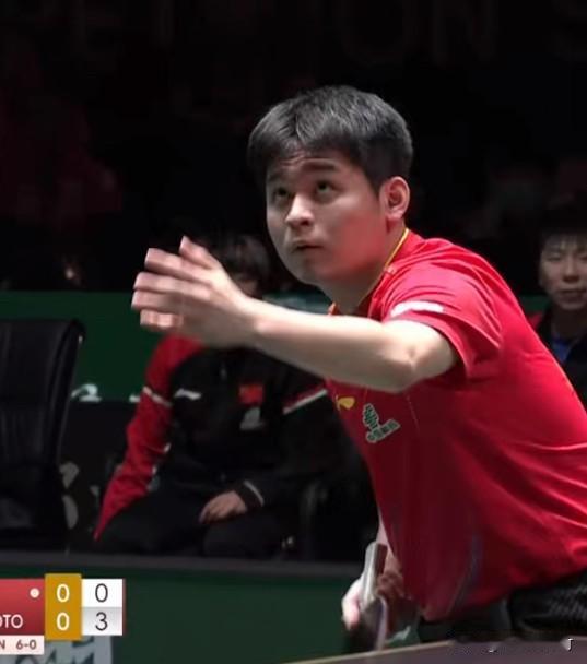 林诗栋战胜张本智和王皓功不可没
林诗栋第一局输了。
第一局反手相持张本智和得分，