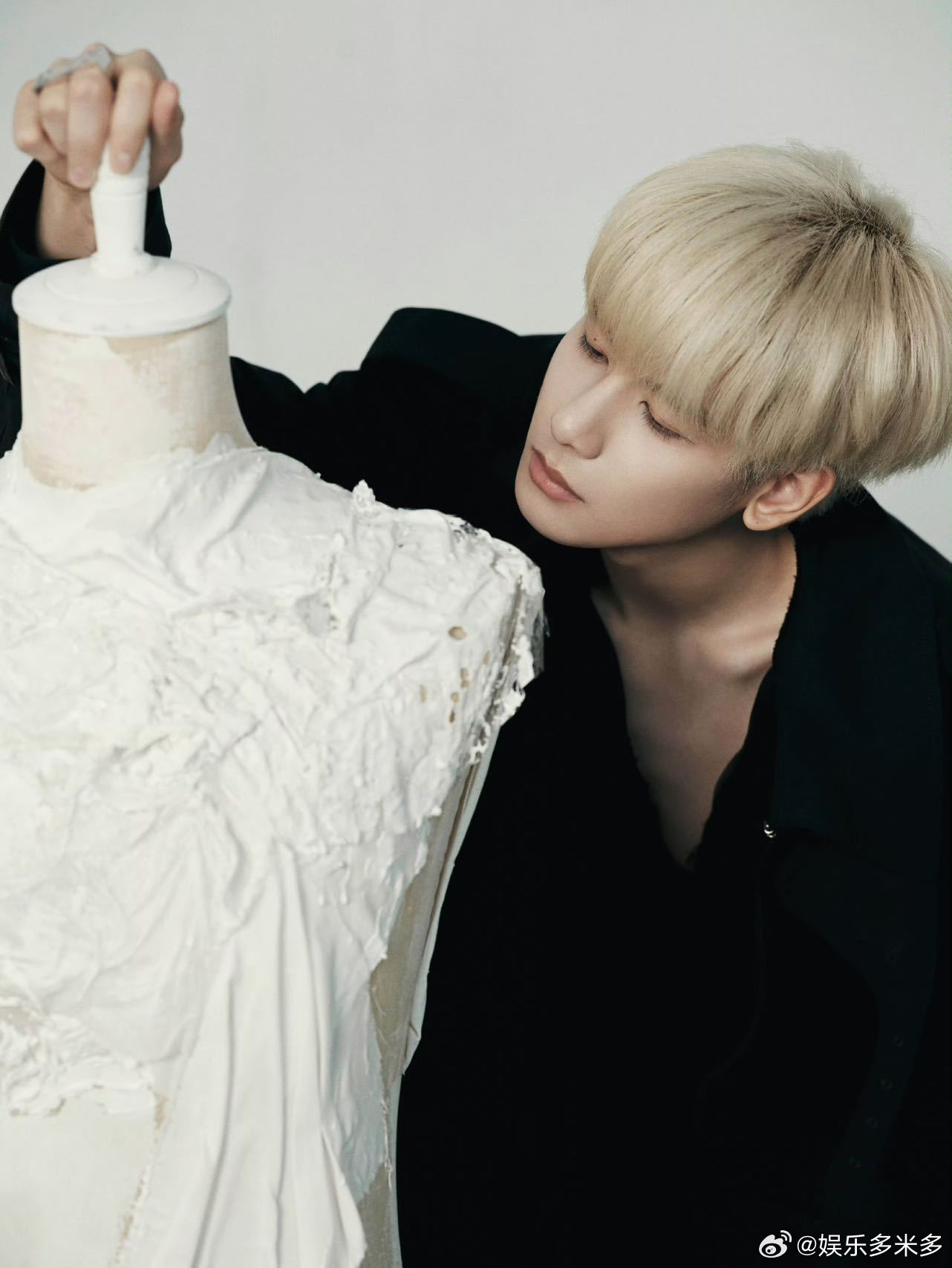 胡先煦我勒个大V被胡先煦下颚线割伤 白发年下男太可了！胡先煦大V图让人大饱眼福，