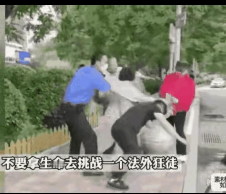 这就是谁也不服谁，红衣老人手里拿着马扎，不知因为什么和这两位发生了争吵，旁边像是