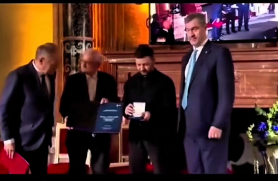 乌克兰人民荣获“埃瓦尔德·冯·克莱斯特”大奖，泽连斯基替乌克兰人民领奖，现场掌声