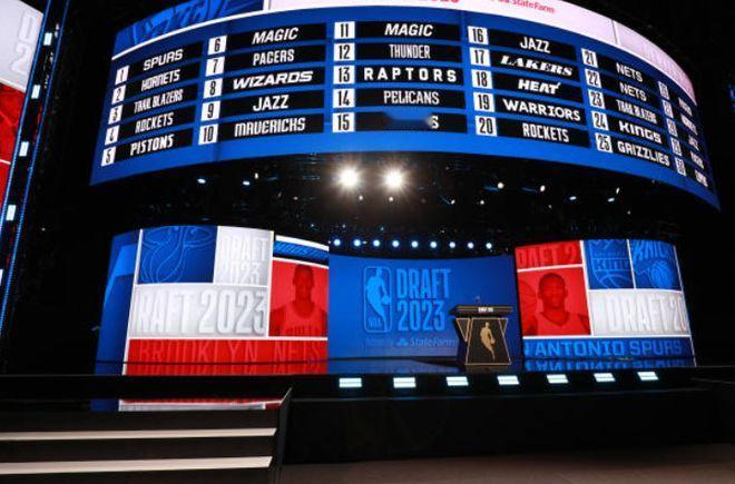 11号凌晨三点的NBA选秀抽签将要开始！凌晨三点守着看抽签的才是真队迷！你会为了