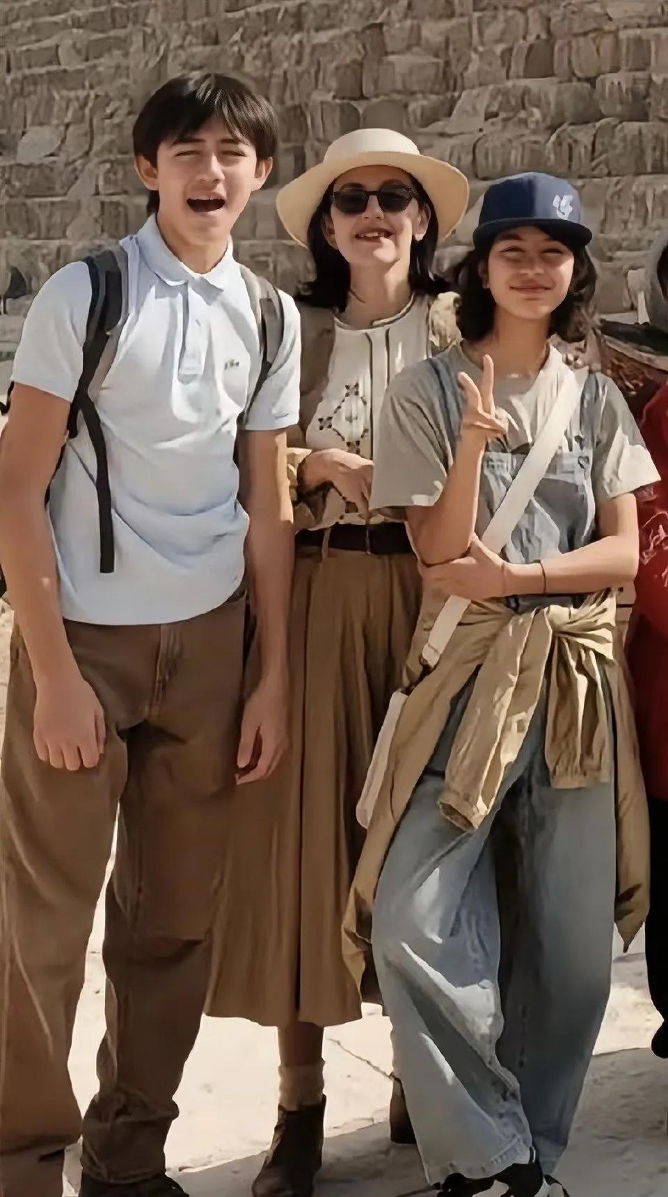 诺一和霓娜的近照，这张照片是安娜带他们去金字塔旅游的时候拍的，兄妹俩都长得很高，