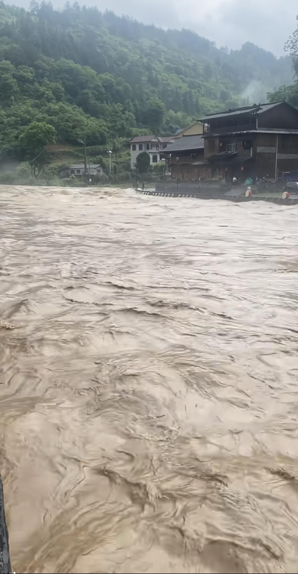 一下大雨，湖南墨绒就涨水，洪水涛涛，好壮观啊！吓人，这么大的水我都不敢从桥上面过