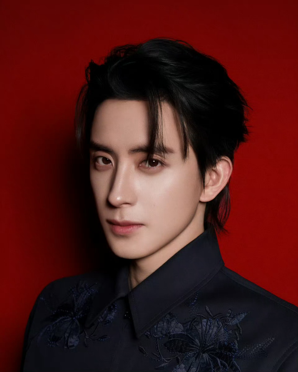 敖瑞鹏星光大片谁懂敖瑞鹏这个眼神2025微博之夜星光大片里，敖瑞鹏身着格纹西装，