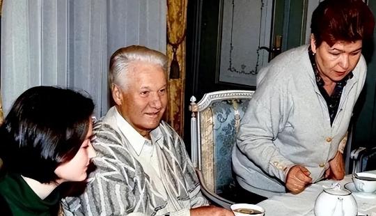 生活由普京担保，来中国疗养，叶利钦人生中最后那8年过得怎样？
 
麻烦看官老爷们