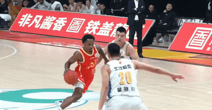 疼！翟小川这下被布朗肘的不轻！
在今天CBA俱乐部杯北京对阵广夏的第二节比赛中，