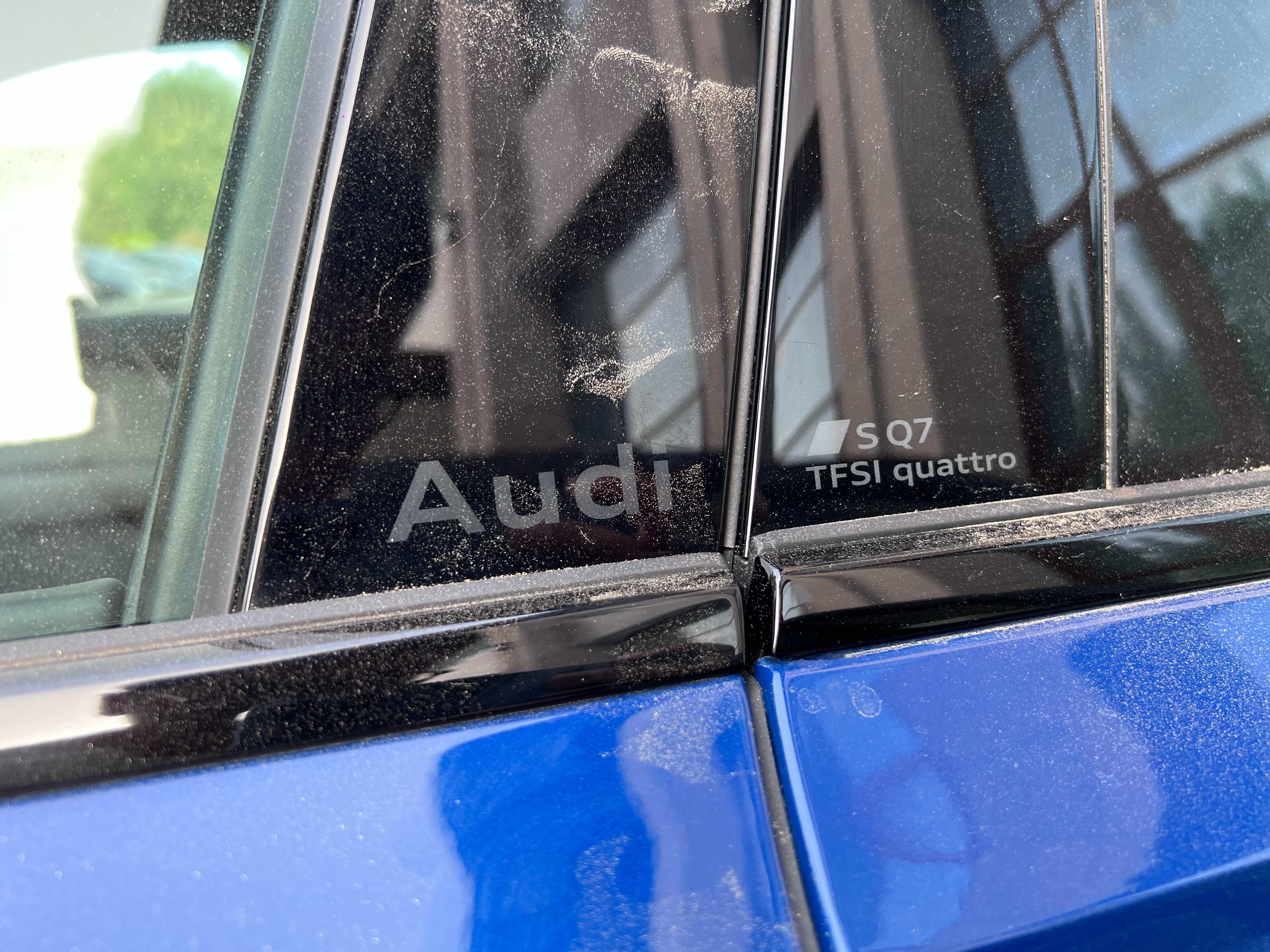 奥迪从新车开始，车尾不再有类似55TFSI quattro的尾标，而是在B柱上用