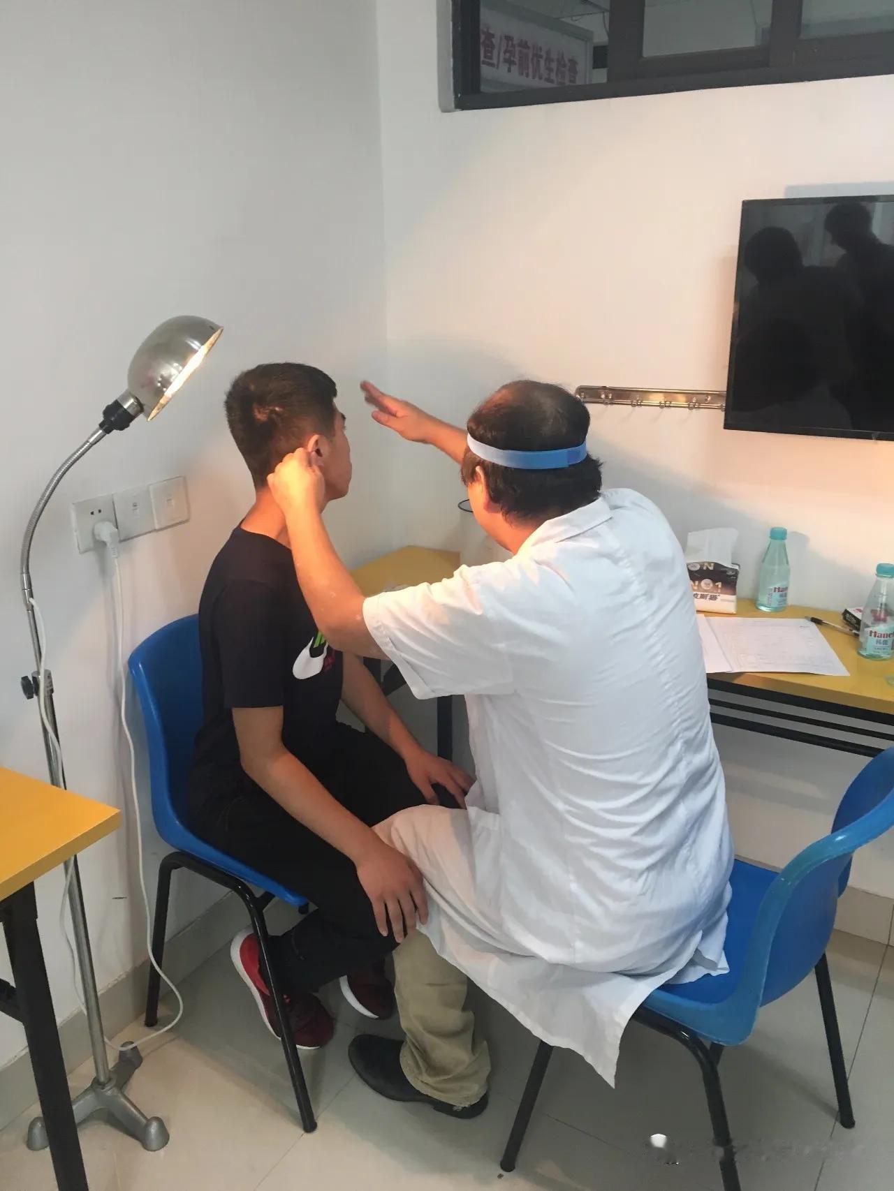 上次去医院因为耳鸣检查了一下耳朵。检查的时候，想了很久，这医院的五官科，究竟是哪