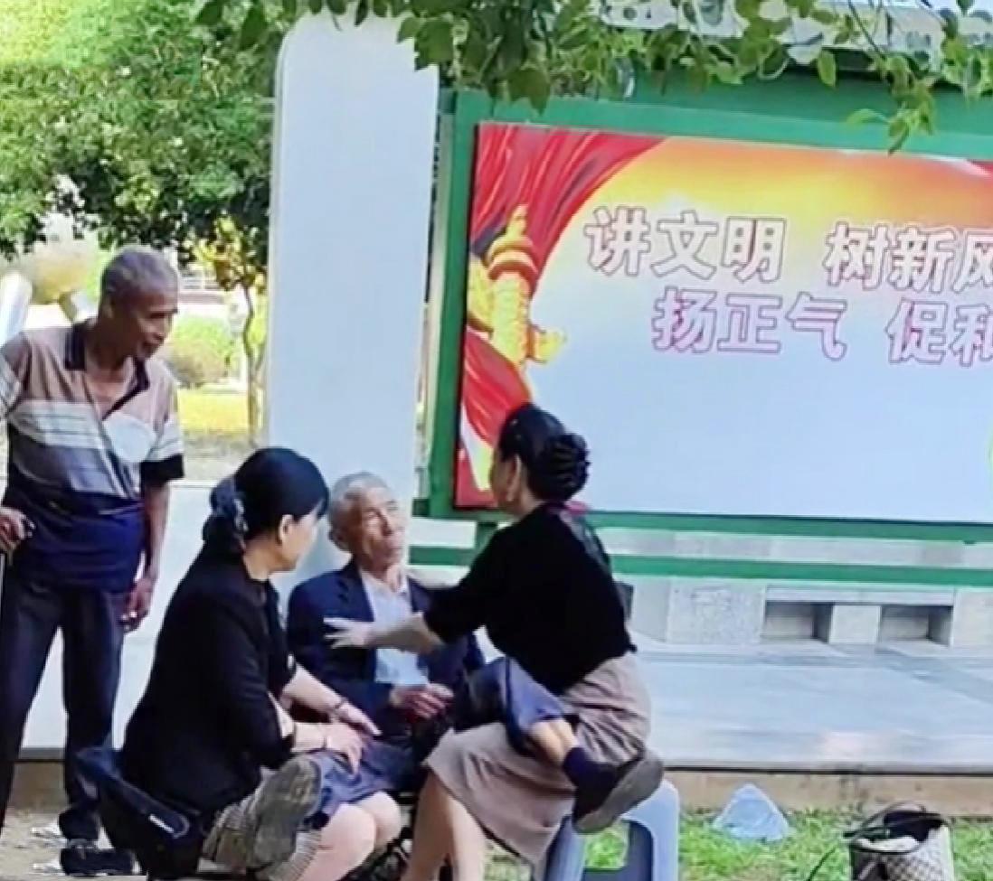 我们这里是湖南省的四线小城市，以前有很多厂矿企业，退休老职工特别多。他们的退休金