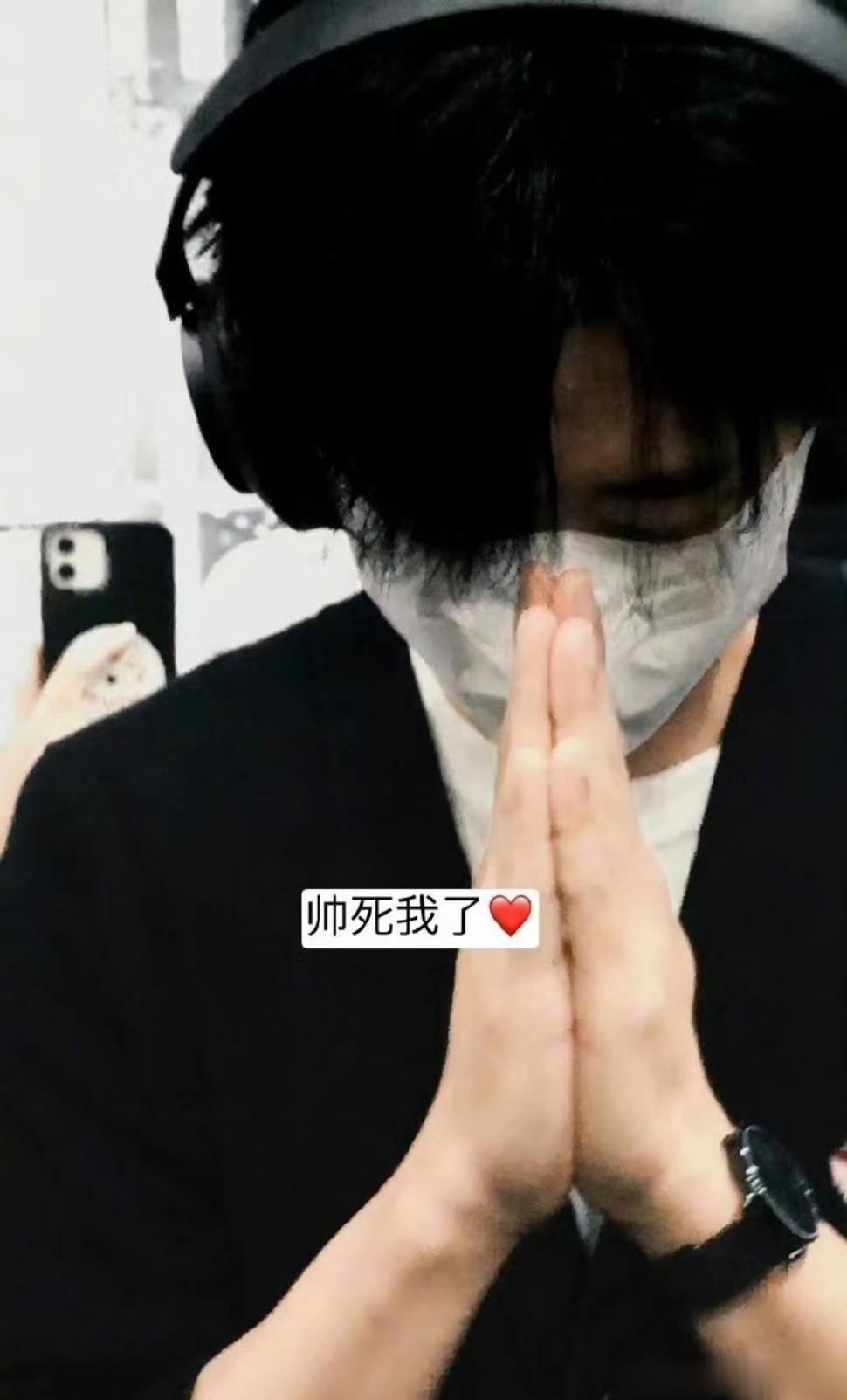 #丞磊在机场一路走一路拜#丞磊好可爱，呆萌呆萌的#丞磊好像误入了盘丝洞# ​​​