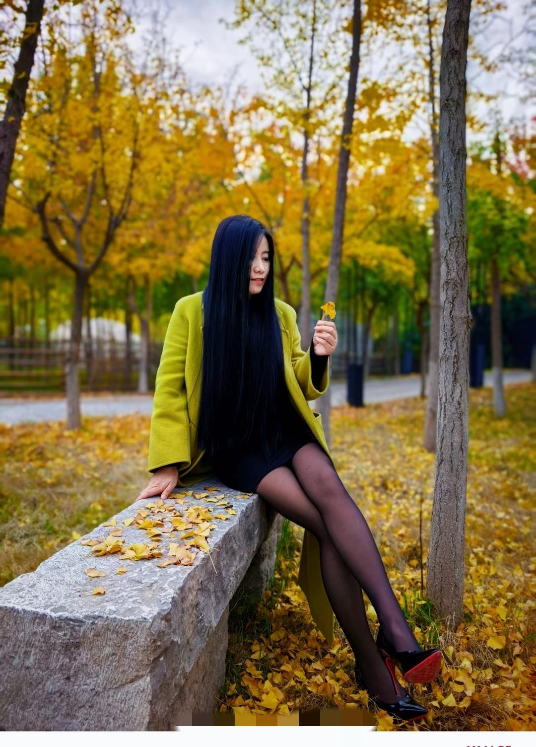 秋日漫步，落叶纷飞，高跟鞋搭配丝袜大长腿尽显御姐女王气质！御姐 高跟鞋 大长腿