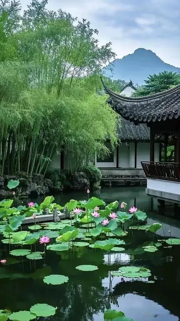 《满庭芳·齐家箴言》

庭筑安隅，
尘劳归港，
平生最暖家邦。
容谦忍让，
琐事