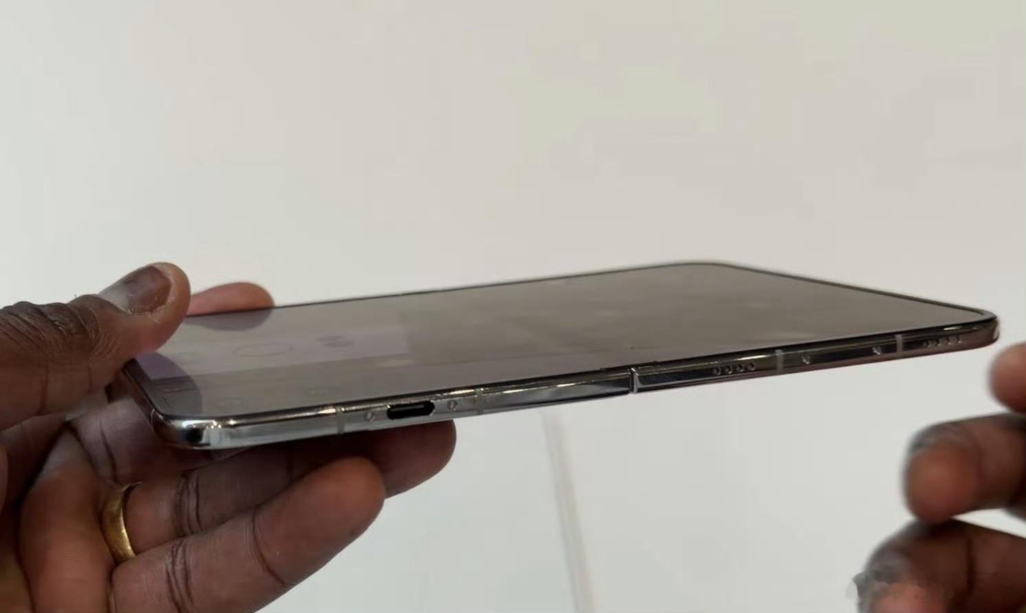 这样看起来和其他折叠屏手机没啥区别，折痕还是存在的。iPhoneDuo 折痕 ​