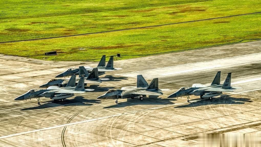 F15C和F22，摄于今年的嘉手纳基地#武器装备##外军影像##兵器影像# ​​
