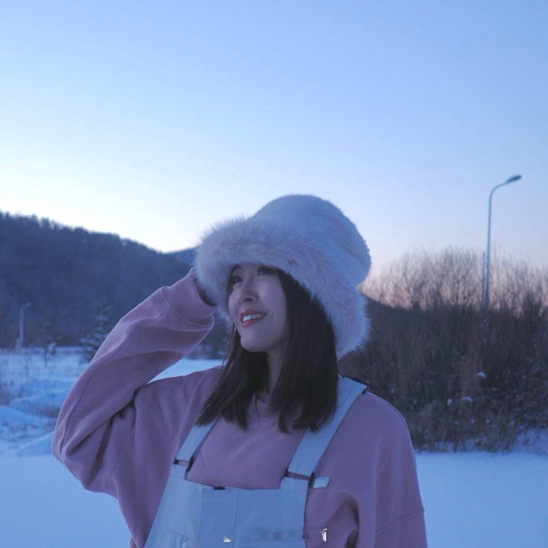 300元滑雪服被冻哭的年轻人焊身上我原本以为冬天穿滑雪服是我的巧思，原来和大家想