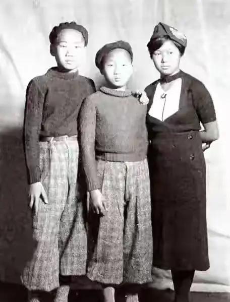 这张照片拍摄于1937年的苏联莫斯科莫尼诺国际儿童院，记录了三位中国革命先驱的后