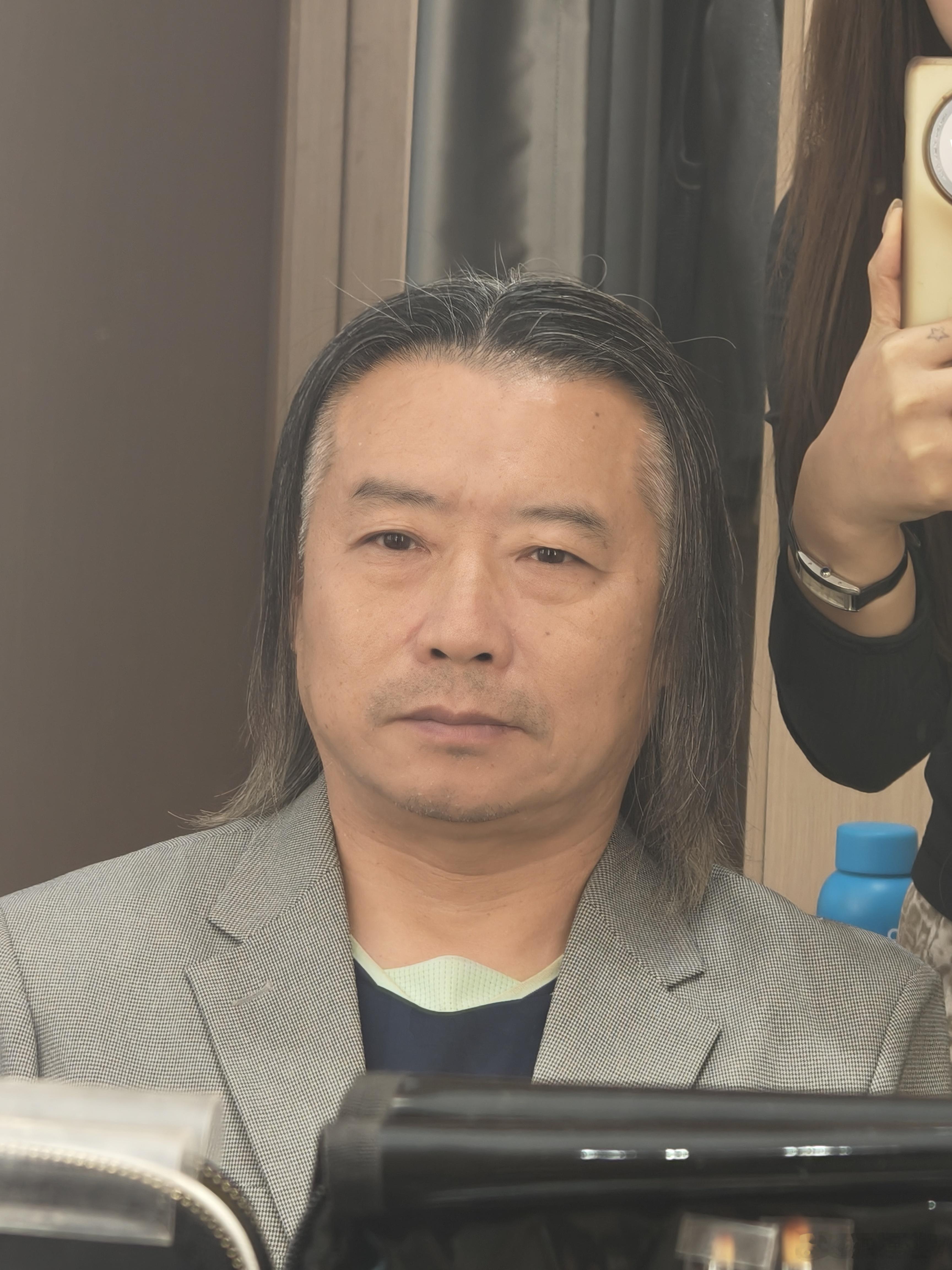 没听老师的话，今天还是洗头了，所以还得麻烦她重新扎下花辫。按边上晶姐的话，这是一