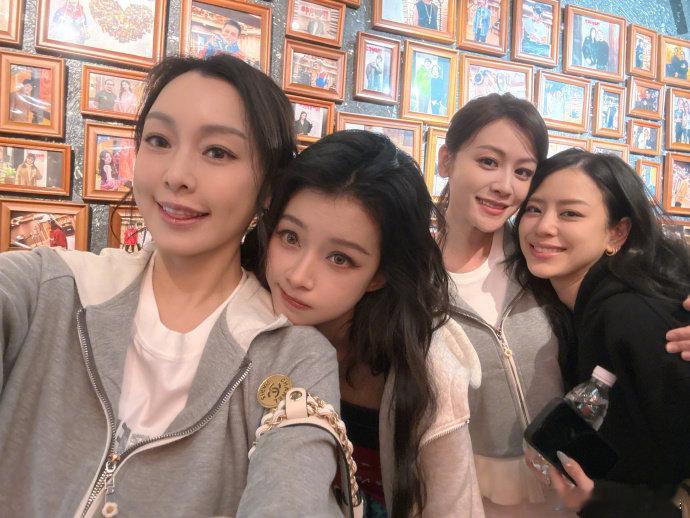 孙怡说又当队长了孙怡范玮琪叶一茜江语晨合照孙怡说又当队长了，和姐姐们一起比耶搞怪