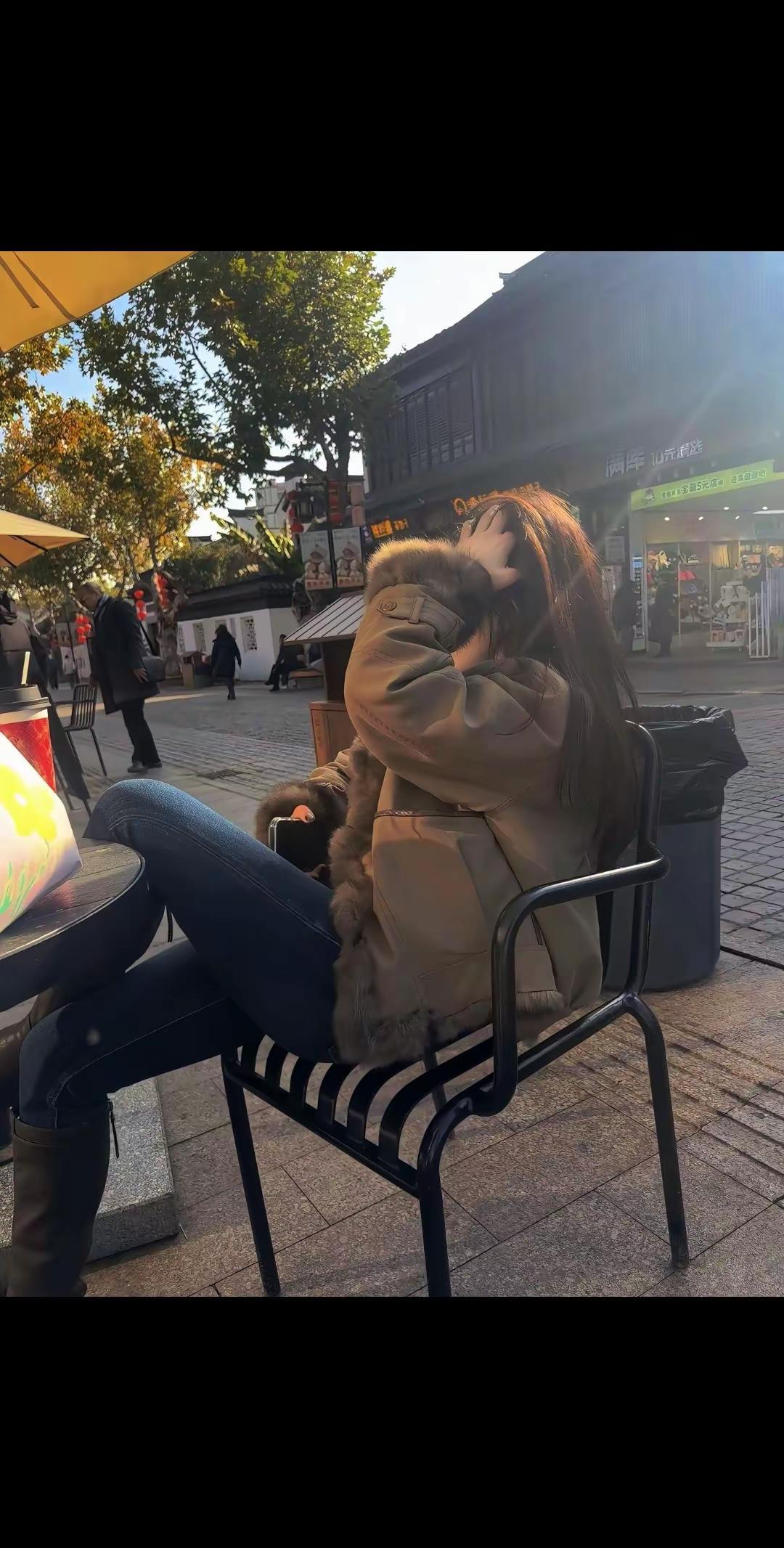 “靠近光，成为光”人的磁场很重要，多和善良的人同行，多和勤奋的人携手，多和真诚的