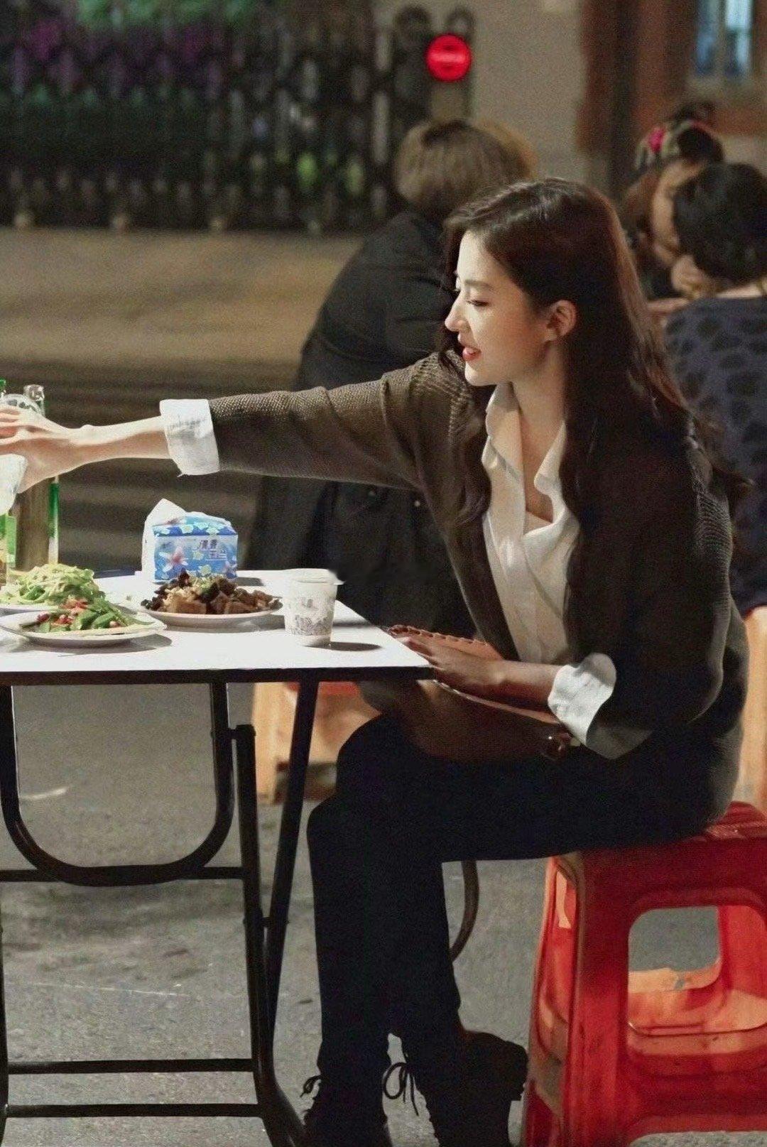 刘亦菲告诉你：只要人长得漂亮，哪怕吃路边摊都会美得发光。 