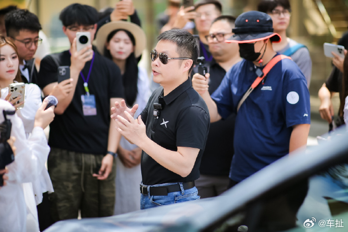 不愧是“两小无猜”，上市时间都是商定好的～何小鹏与雷军商量过G7和YU7上市时间