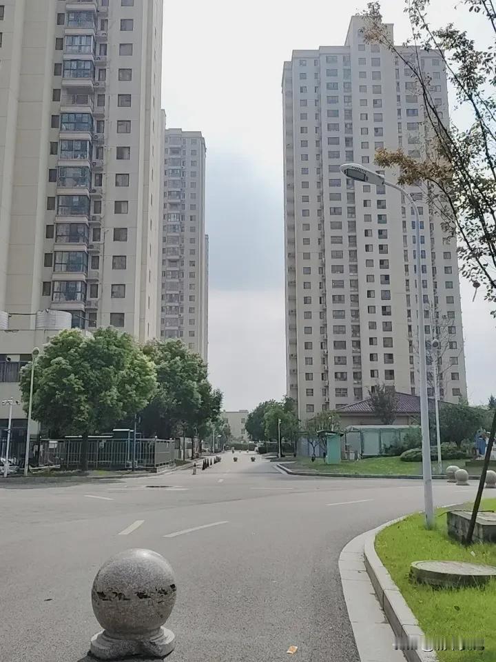 安置房看着也还行吧，这品质，就是电梯品牌一般化，一分钱一分货吧，便宜，就不能要求