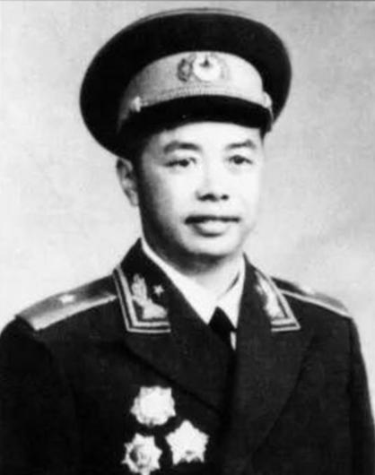 1940年，21岁的八路军政委蔡永，被叛军追赶，18岁姑娘郭瑞兰为救他，假扮他的