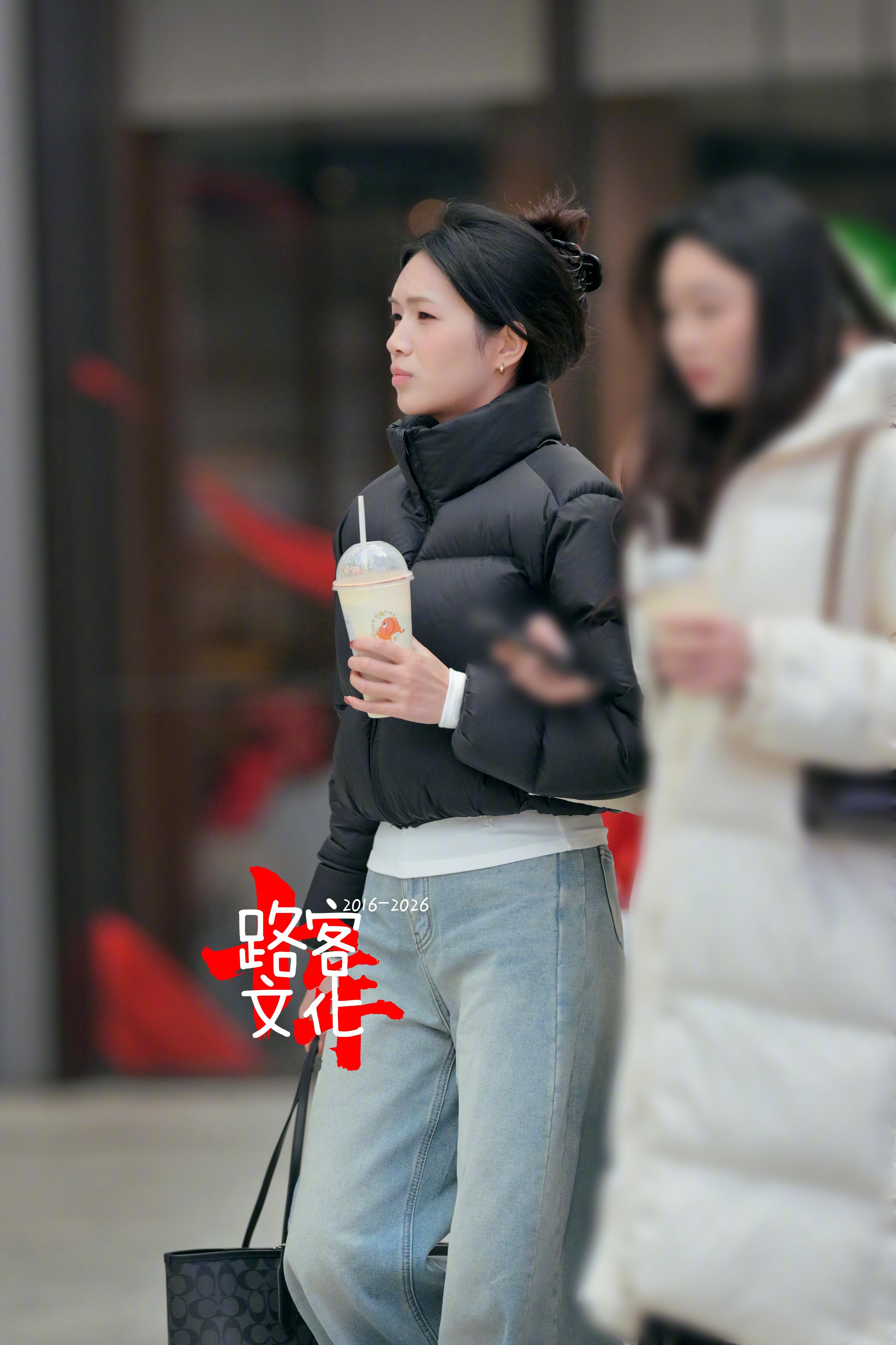 冬天逛街热饮是动力不过小姐姐这杯好像是冰饮！ 