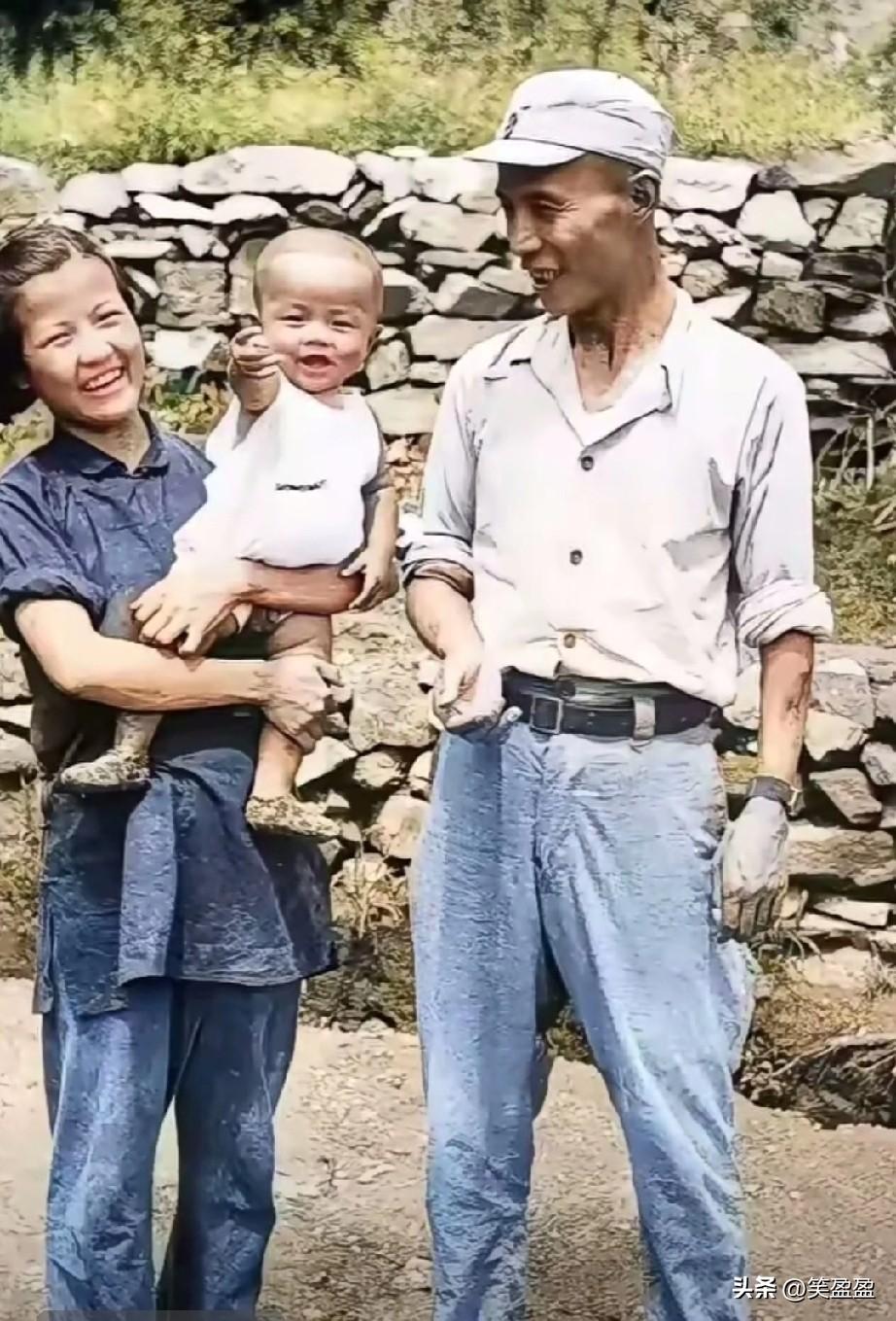 真正的共产党

军区司令员的妻儿竟然穿着草鞋。

这张照片拍摄于1942年，冀中