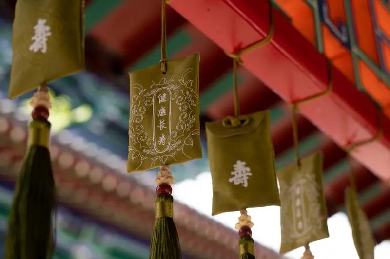 “万佛无佛皆是福，千岁有岁全即禄”，这两句话充满了对福和禄的深刻感悟。就像合文中