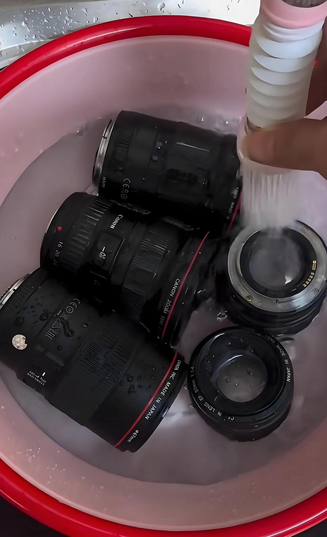 领导让我把镜头清洗一下，这样清洗应该很干净吧？安全起见没放洗洁精！