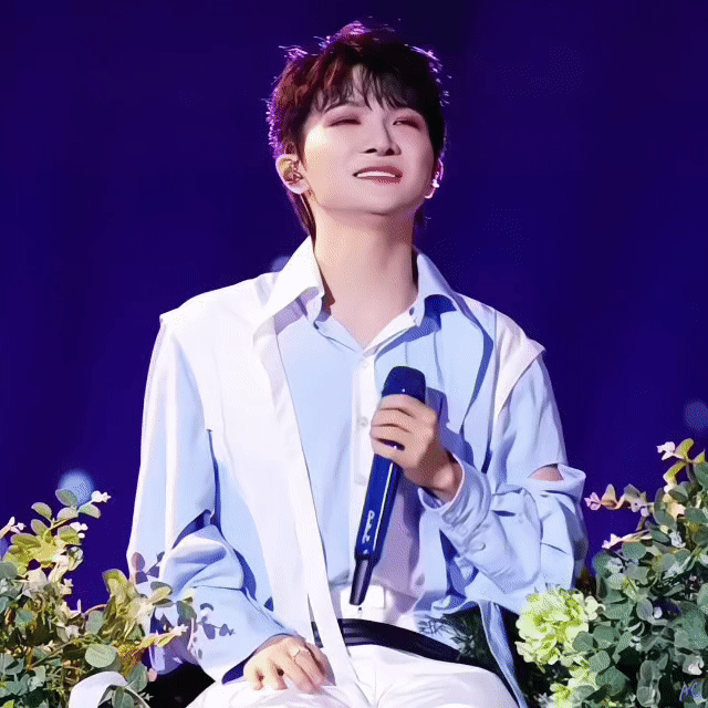 ✨ ✨ 【小圈跟米子们说晚安啦】耳机线缠绕的傍晚潮声在血管里复涨你把休止符捻成星