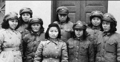1942年，7名女电译员被鬼子包围，兽性大发的鬼子竟然想上前侮辱。突然，女战士们