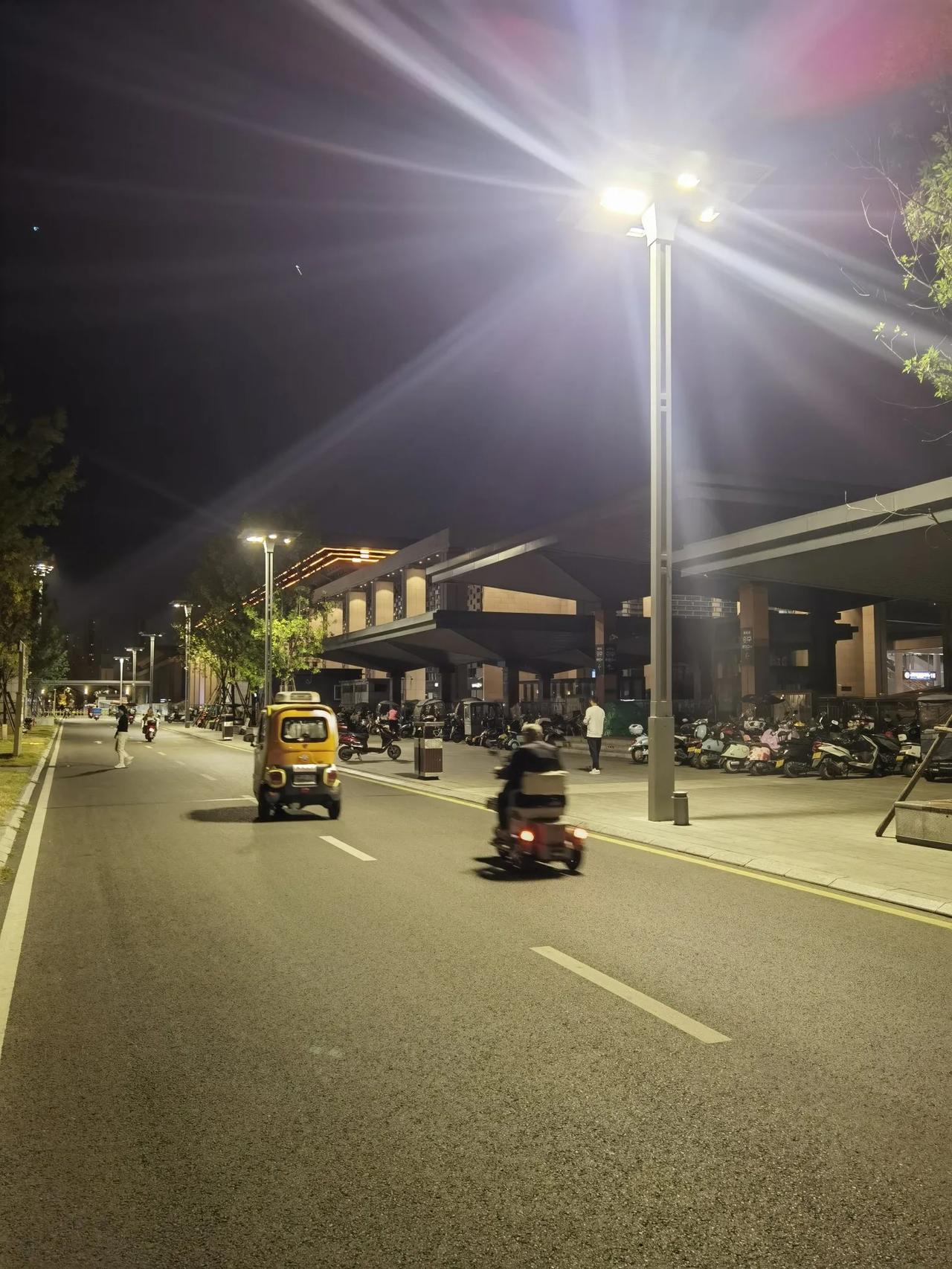 今天探访了新建的西安站北广场，与古朴的唐大明宫丹凤门相对，体现出了历史与现代的交