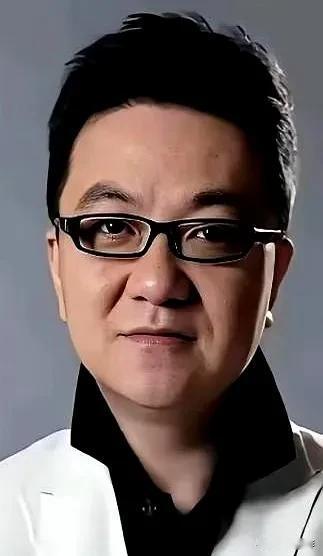 董路又开炮了，这次对准的是自己足球小将的家长。

起因挺简单：小球员李昊炎妈妈接
