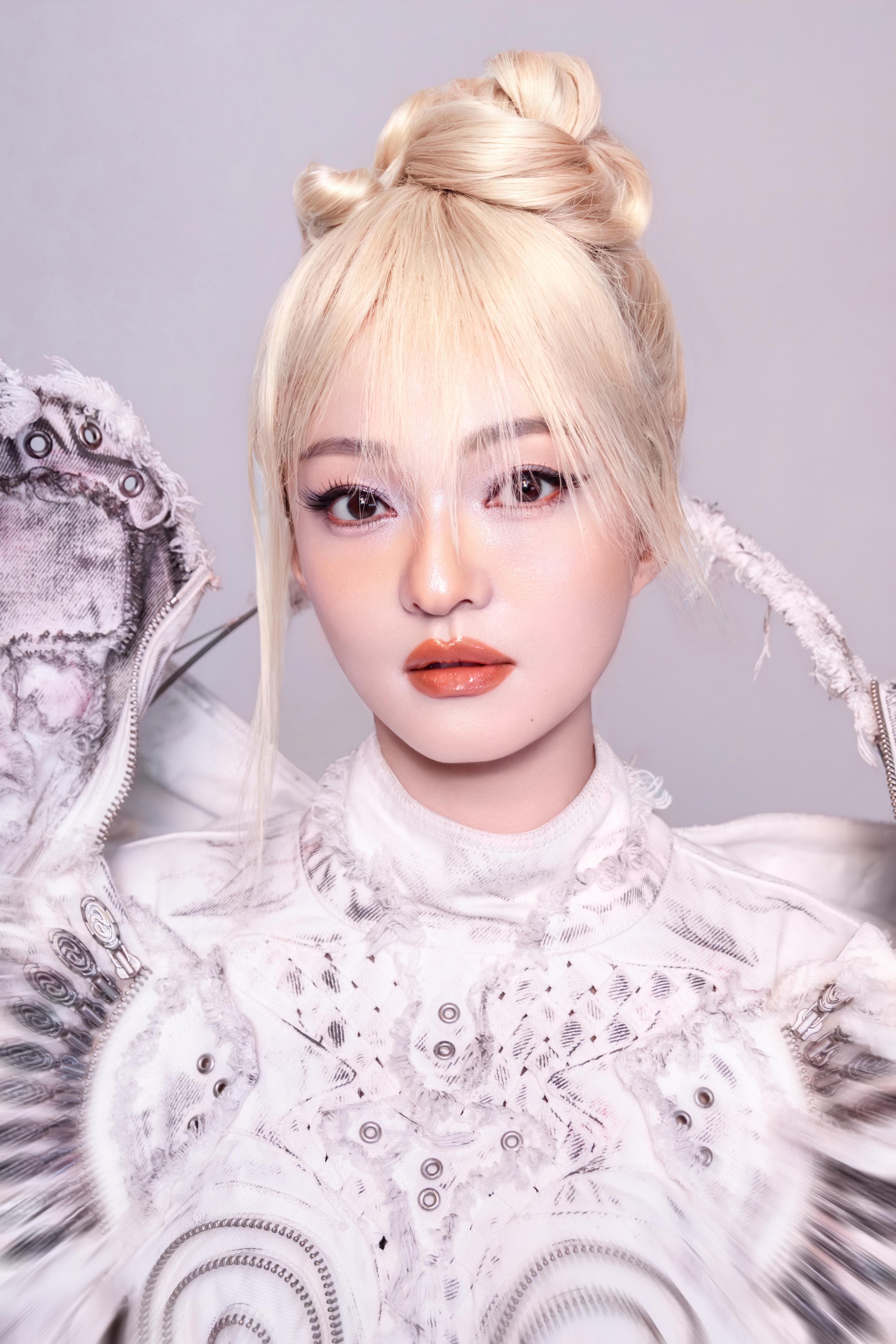 王亚飞老师的审美真的太在线了，这个妆造直接戳我！王亚飞给张韶涵化的银翼战姬妆张韶