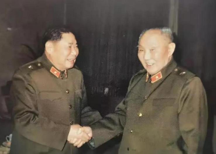 1982年，李聚奎72岁生日，此时他已经从后勤学院政委的位置上退休。都说人走茶凉