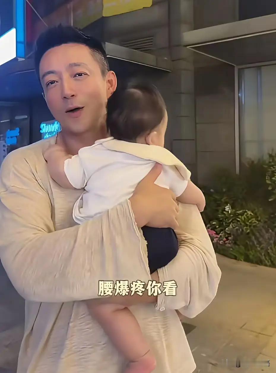 汪小菲深夜抱儿子散步，吐槽娃太敦实抱着腰酸，遇事冷静不再冲动 