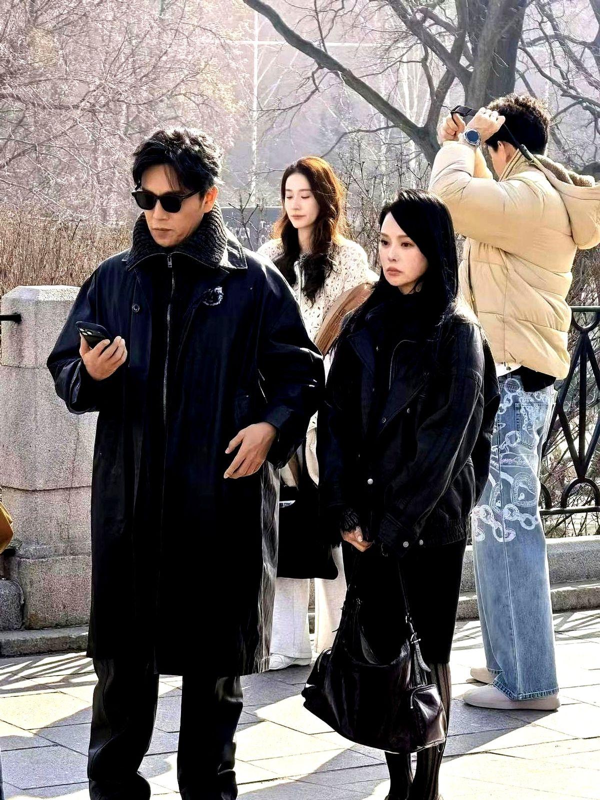 58岁的伊能静状态太稳了，在莫斯科街头直接美成焦点。

2026年3月，《妻子的