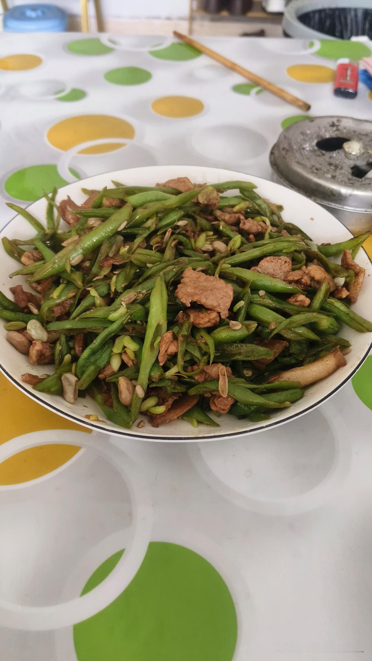 四季豆有很多种做法，包括这种切成片炒肉入味又好吃，不知道你吃过没有？


真是一