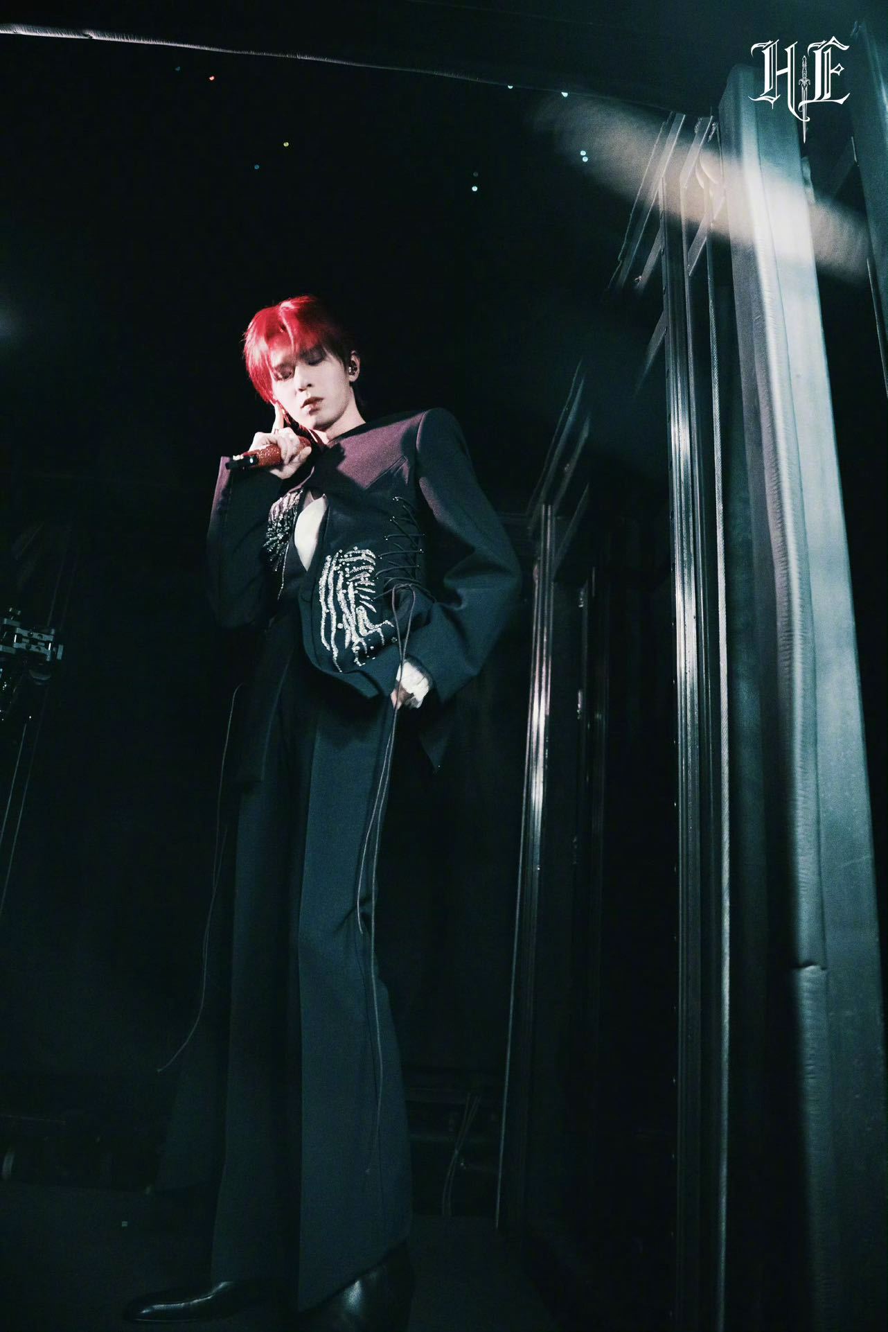 何浩楠腿长妈生的 慕了慕了！谁看的大长腿不说一句羡慕！在有歌第二季 中，小何拍照