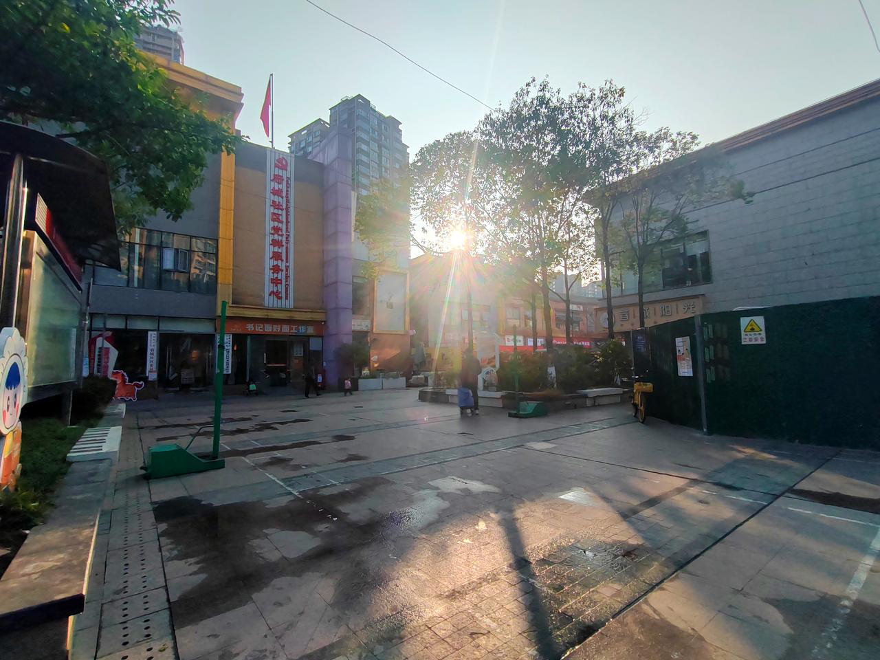 日出东方，金辉遍洒府城。冬阳温软，街景静谧，光阴在此刻显影成谜。