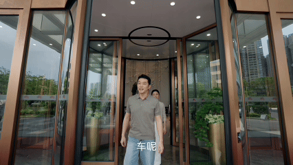 沙溢玩嗨了李斌有诚意 发布会笑点与亮点齐飞，沙溢胡可夫妇合体亮相氛围感拉满！李斌